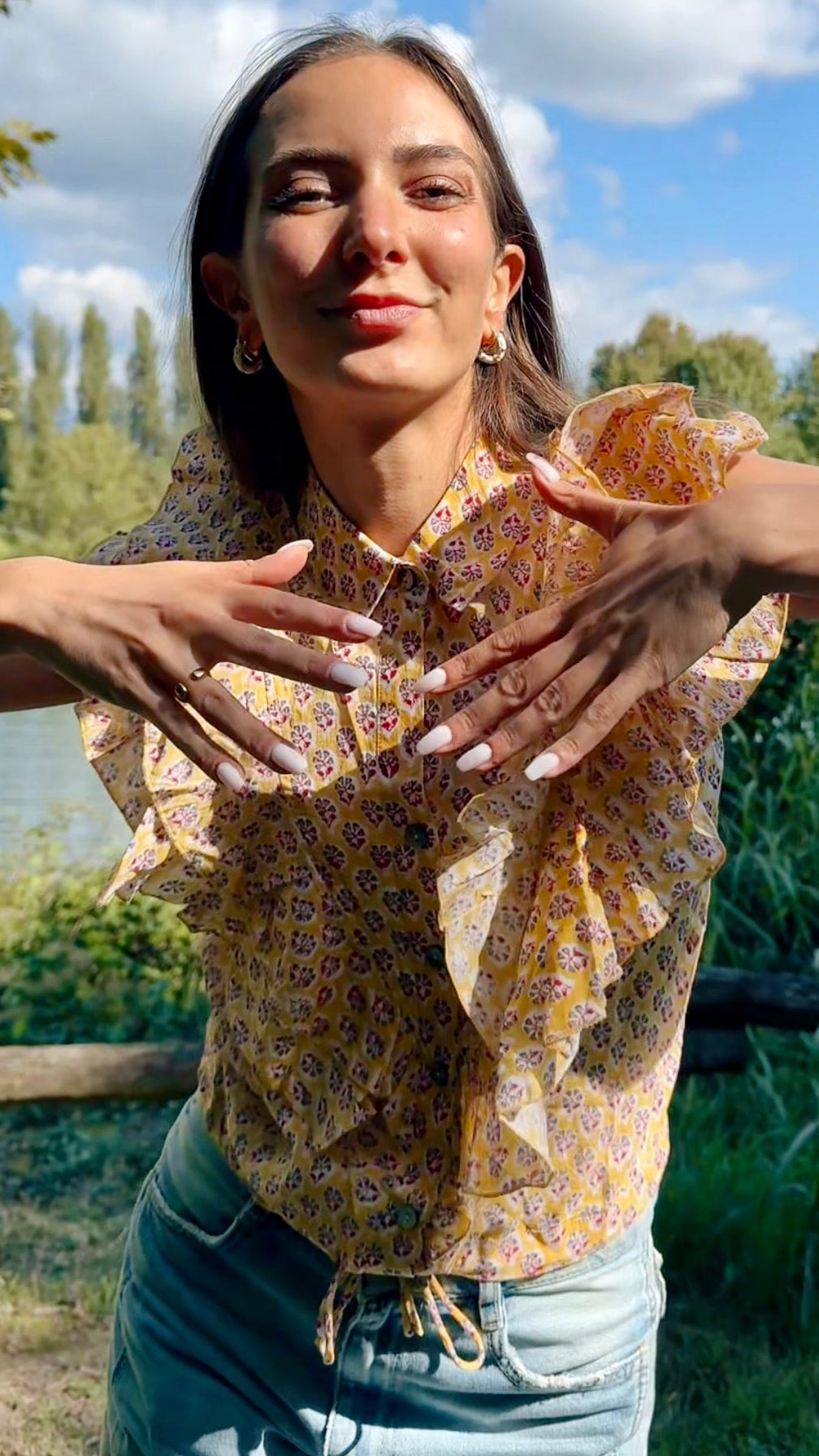 Camicia smanicata da donna gialla in cotone indiano con volant frontali e stampa floreale artigianale block print.