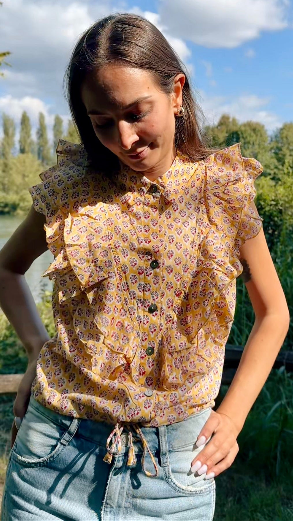 Camicia smanicata da donna gialla in cotone indiano con volant frontali e stampa floreale artigianale block print.