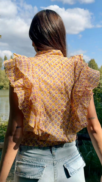 Camicia smanicata da donna gialla in cotone indiano con volant frontali e stampa floreale artigianale block print.
