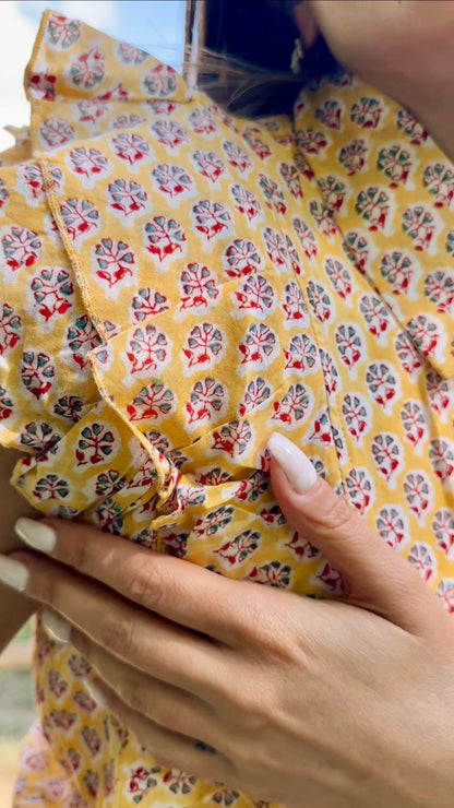 Camicia smanicata da donna gialla in cotone indiano con volant frontali e stampa floreale artigianale block print.