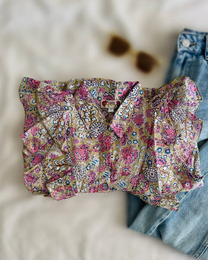 Camicia smanicata da donna in cotone beige con volant, stampa floreale block print rosa e laccetto regolabile in vita.