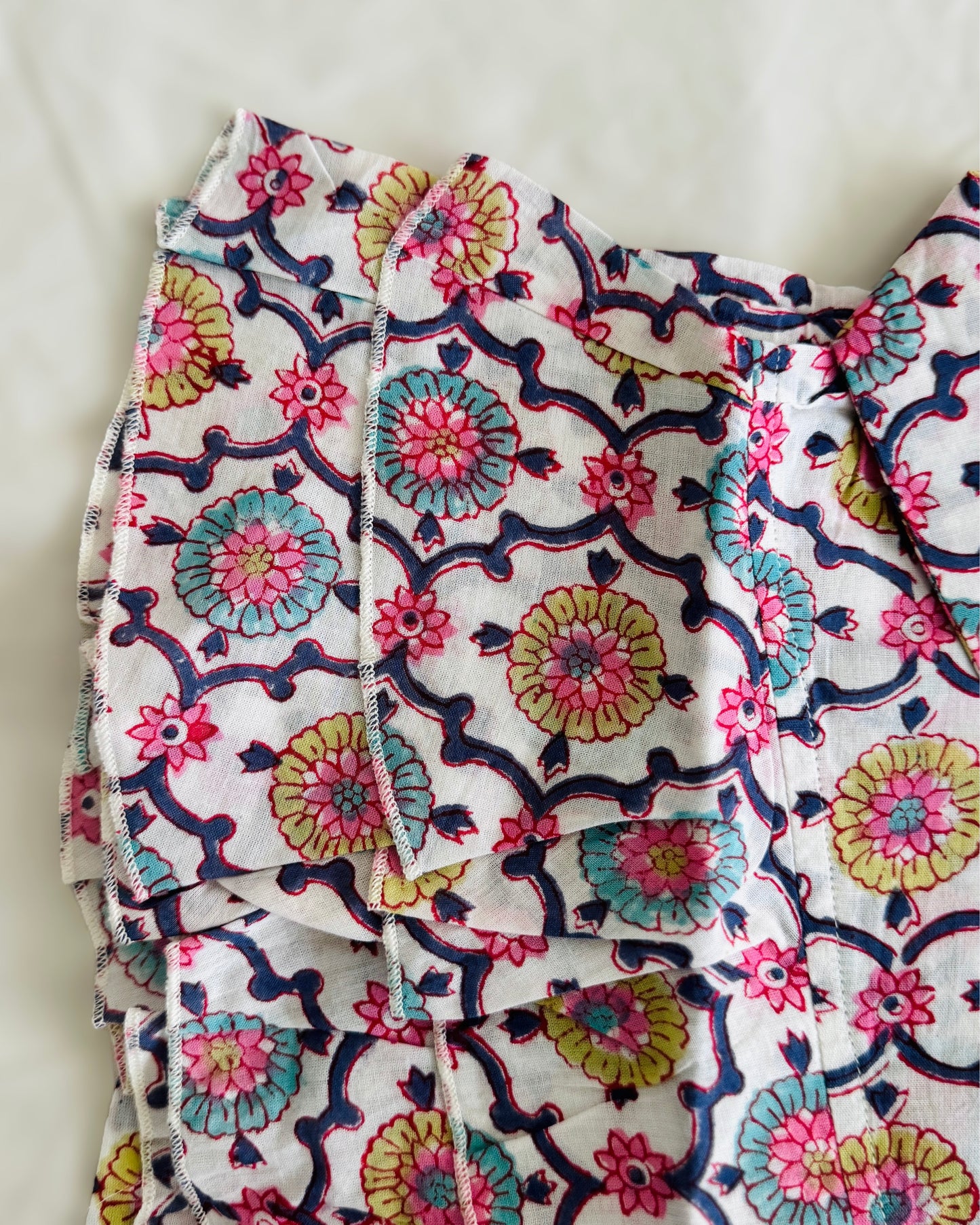 Camicia smanicata da donna bianca in cotone indiano con volant frontali, stampa geometrica block print multicolore e coulisse.