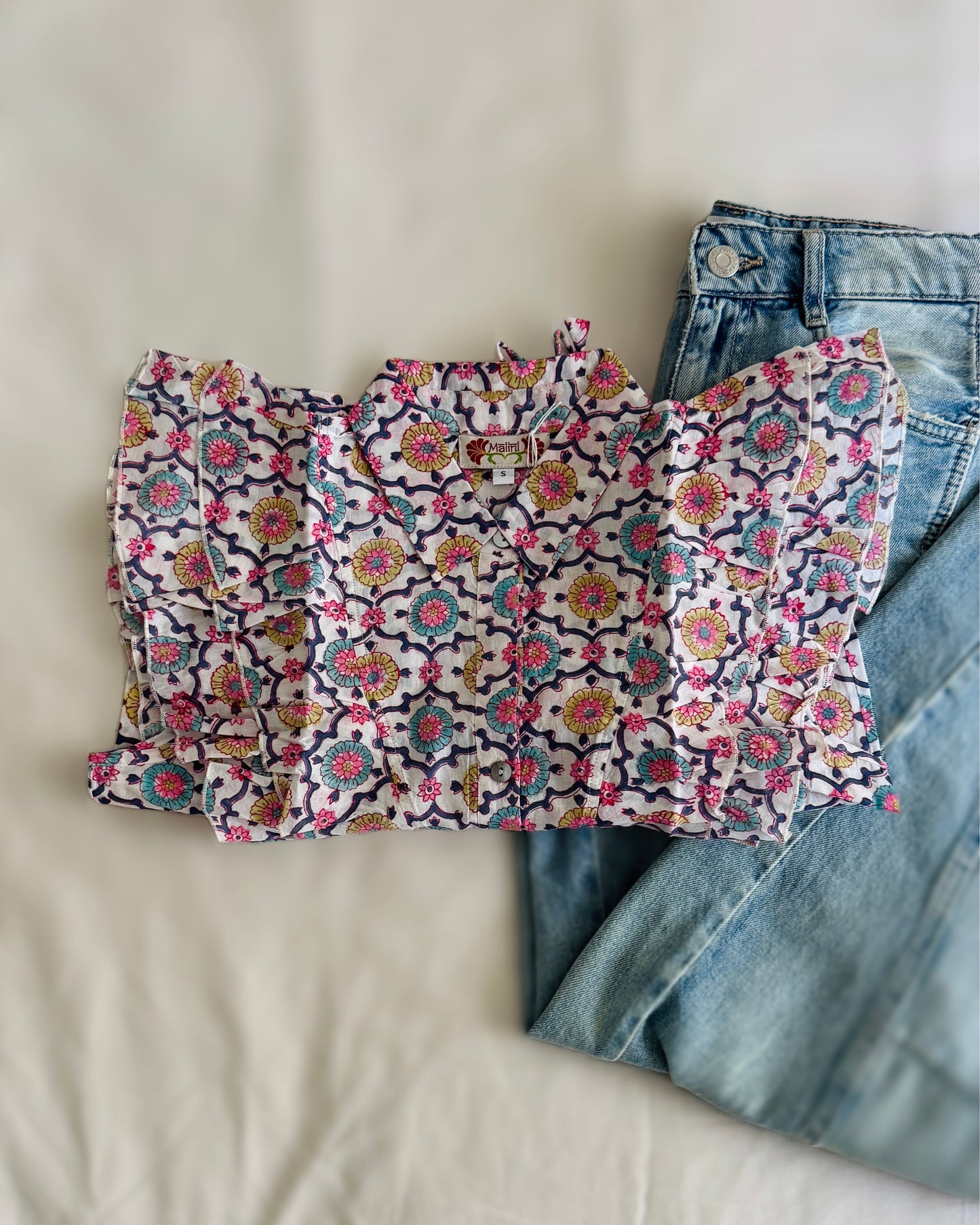 Camicia smanicata da donna bianca in cotone indiano con volant frontali, stampa geometrica block print multicolore e coulisse.