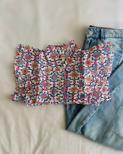 Camicia smanicata da donna bianca in cotone indiano con volant frontali, stampa geometrica block print multicolore e coulisse.