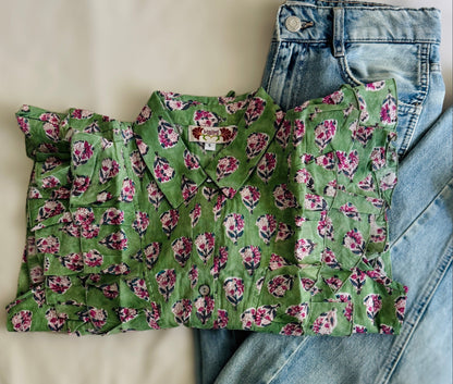 Camicia smanicata da donna in cotone indiano verde con stampa floreale block print, volant frontali e coulisse in vita.