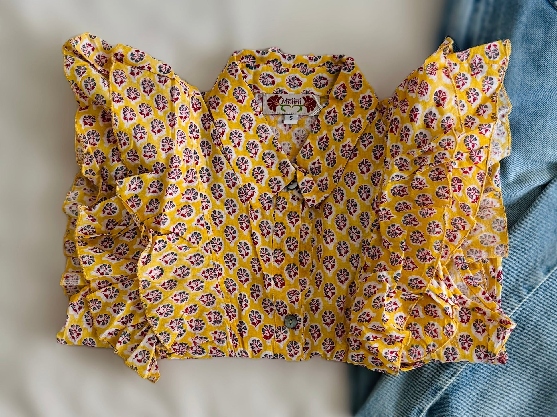 Camicia smanicata da donna gialla in cotone indiano con volant frontali e stampa floreale artigianale block print.