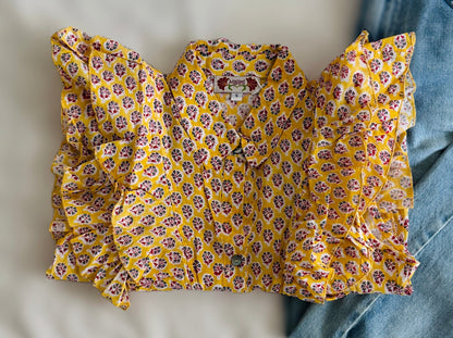 Camicia smanicata da donna gialla in cotone indiano con volant frontali e stampa floreale artigianale block print.