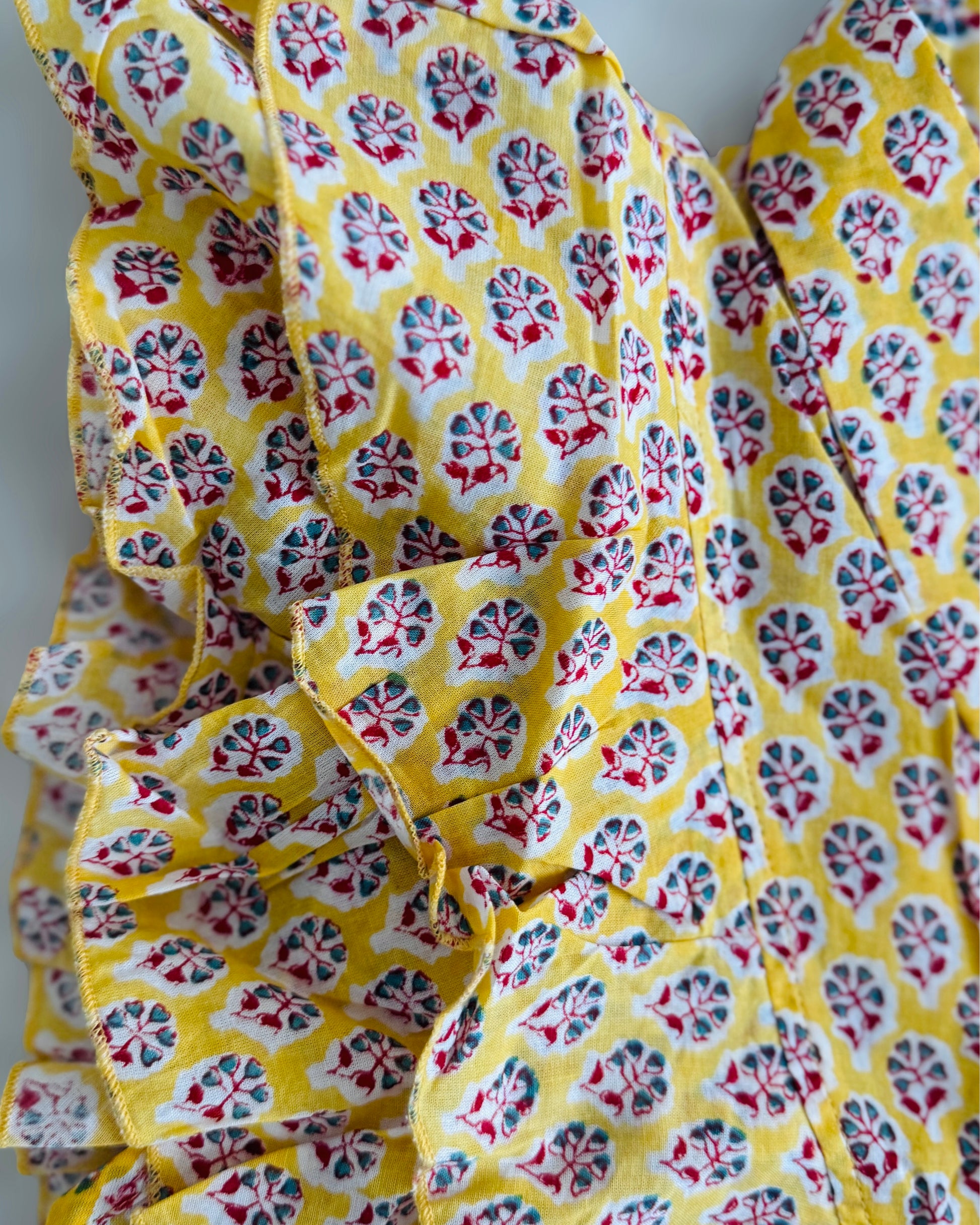 Camicia smanicata da donna gialla in cotone indiano con volant frontali e stampa floreale artigianale block print.