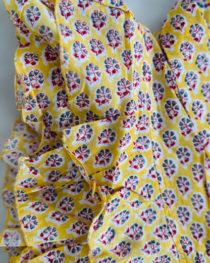 Camicia smanicata da donna gialla in cotone indiano con volant frontali e stampa floreale artigianale block print.