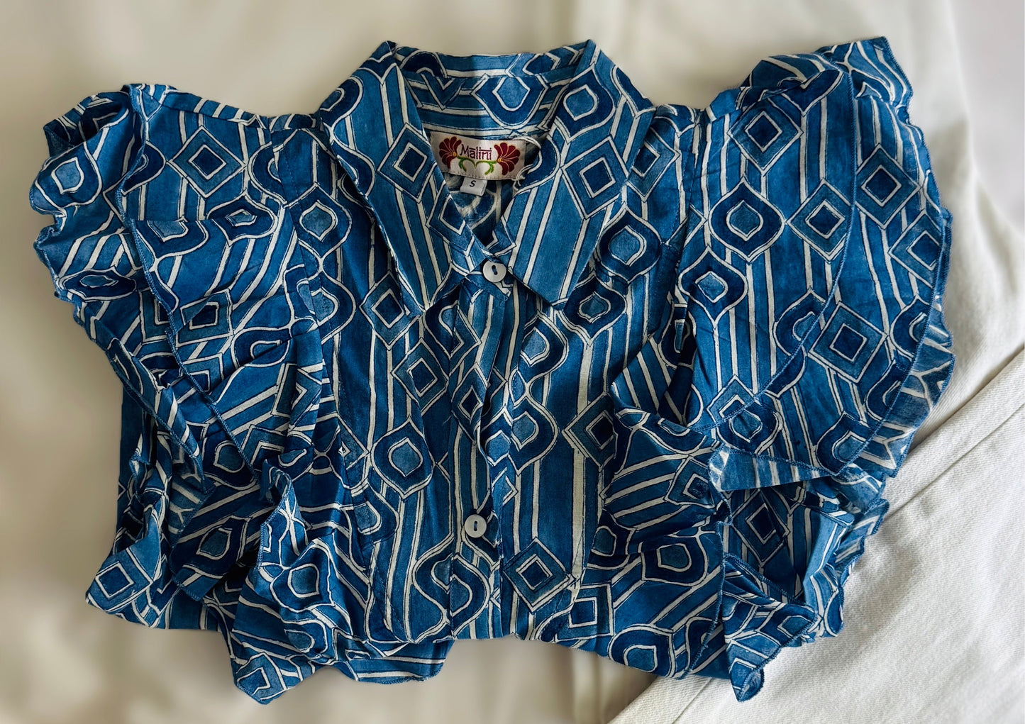 Camicia smanicata da donna in cotone bianco e blu indaco con stampa geometrica block print, volant decorativi e coulisse.