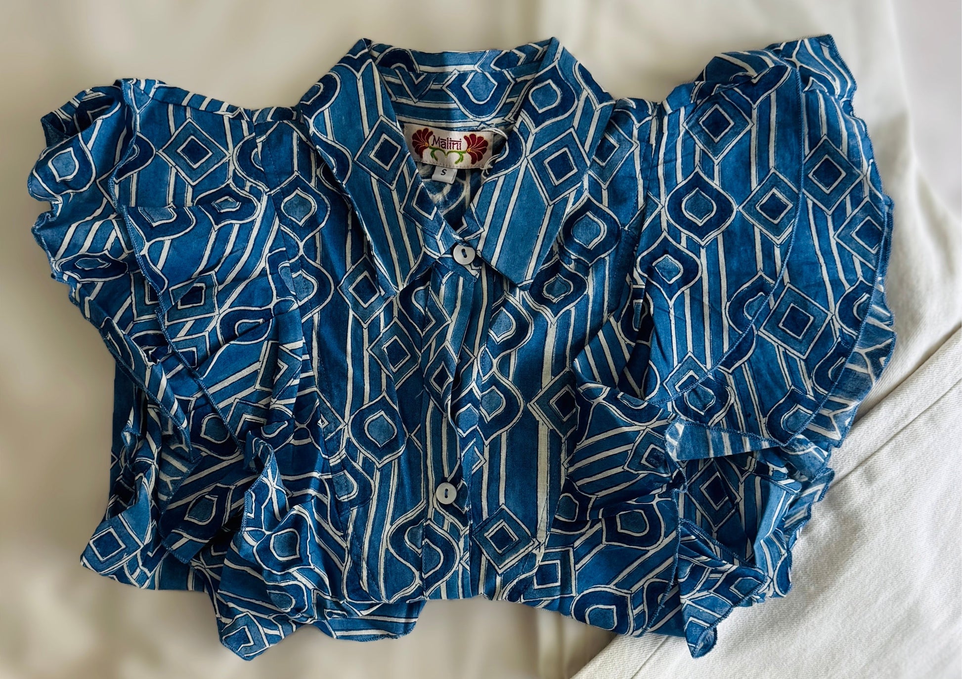 Camicia smanicata da donna in cotone bianco e blu indaco con stampa geometrica block print, volant decorativi e coulisse.