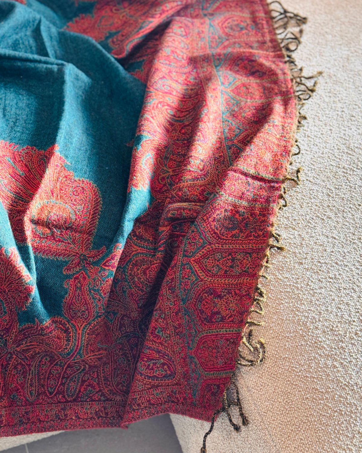 Coperta paisley jacquard aperta, dettaglio del bordo e delle frange