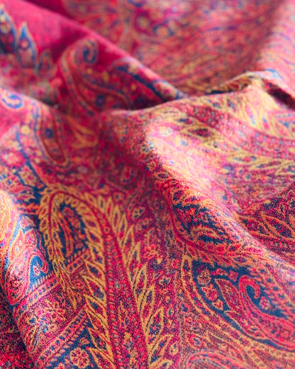 Dettaglio delle gocce paisley in jacquard: oro, blu e rosa