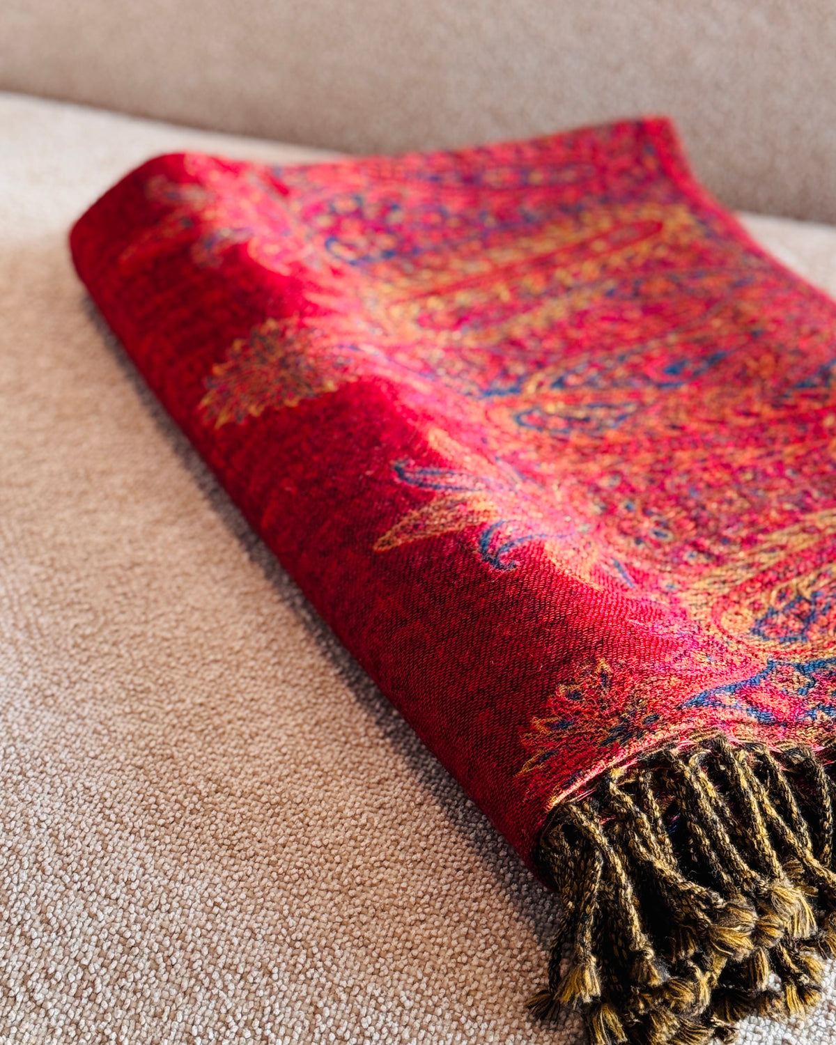 Lato della coperta in lana rossa piegata, motivi paisley in jacquard
