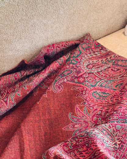 Coperta paisley arancio rame aperta sulla seduta del divano