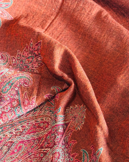 Dettaglio del fondo arancio rame e dei motivi paisley fucsia e verdi
