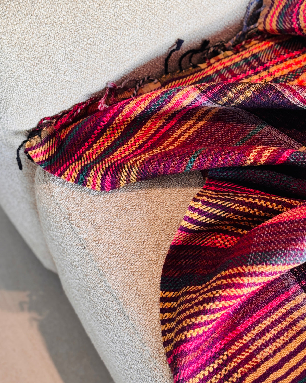Plaid in lana merino tartan sul bracciolo, dettaglio di frange e righe
