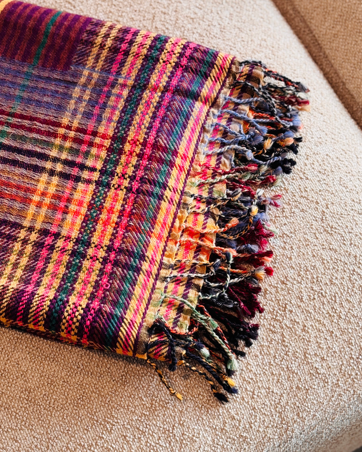 Angolo del plaid tartan con frange, righe magenta, rosso e senape