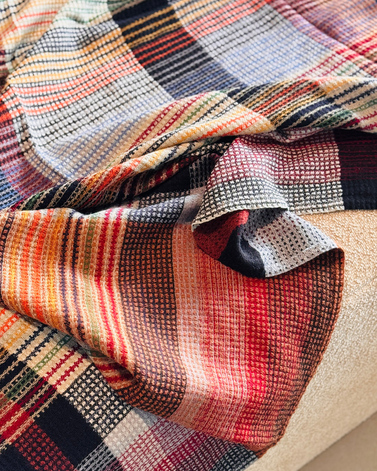 Pieghe del plaid a quadri, dettaglio della trama a piccoli rilievi