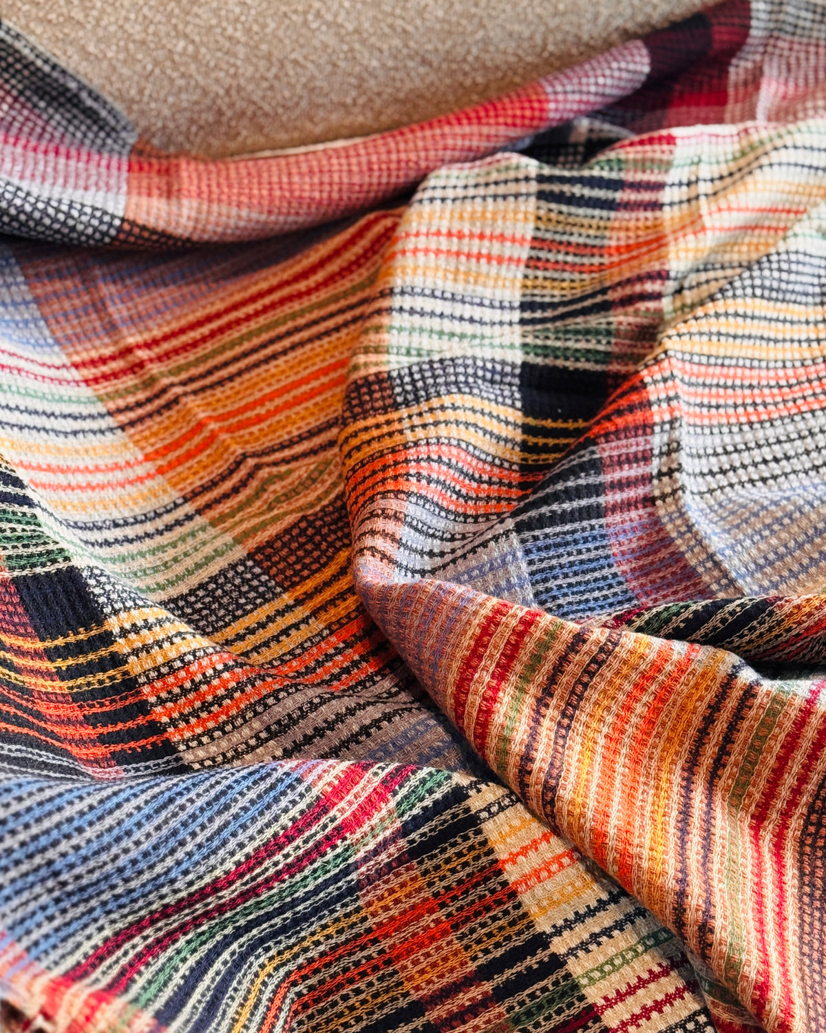 Plaid a quadri in lana merino aperto, righe arancio, blu e nere