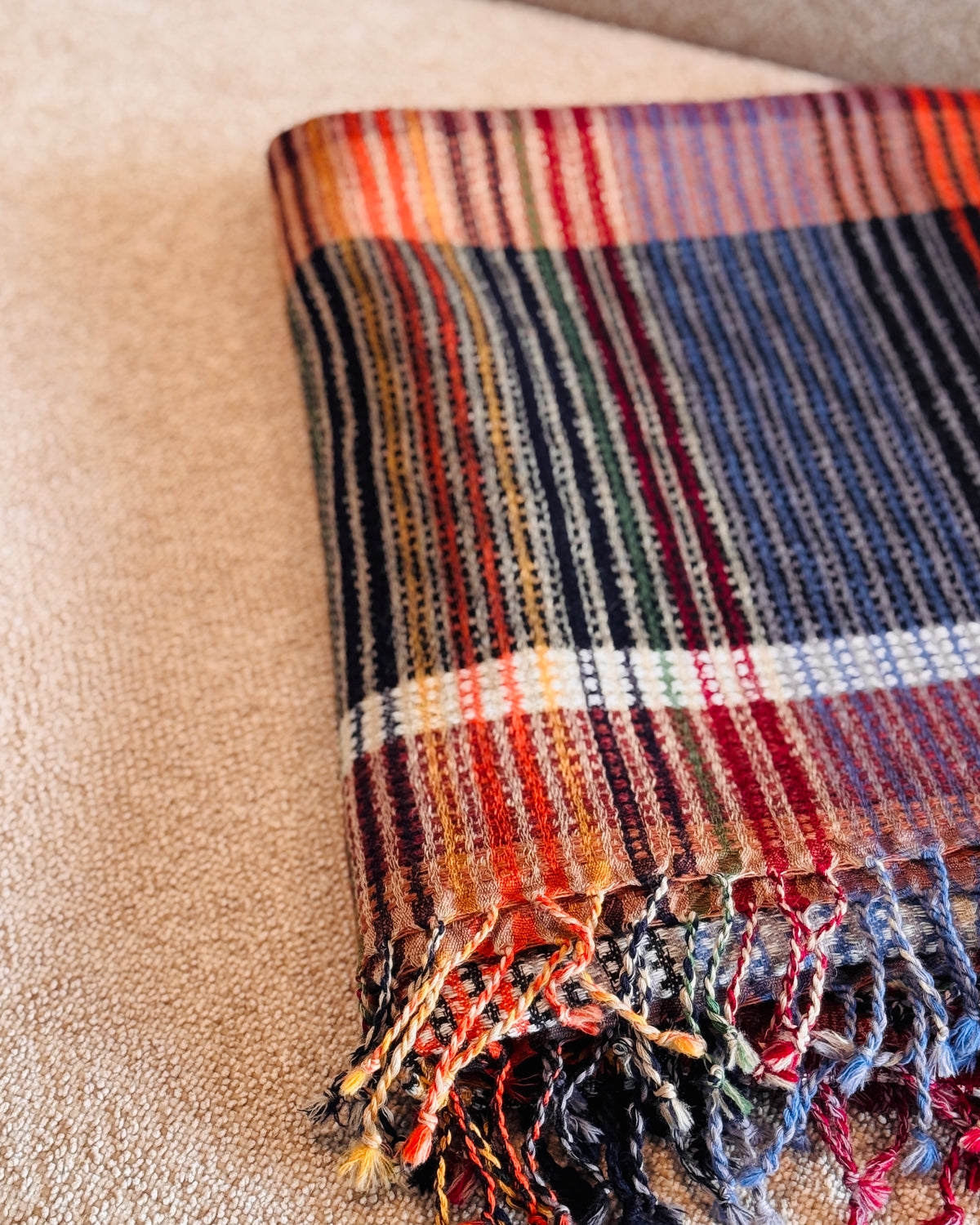Plaid a quadri piegato, riquadro blu ardesia con righe rosse e crema