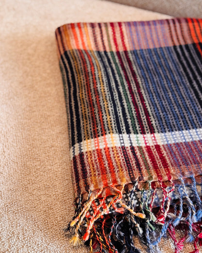 Plaid a quadri piegato, riquadro blu ardesia con righe rosse e crema