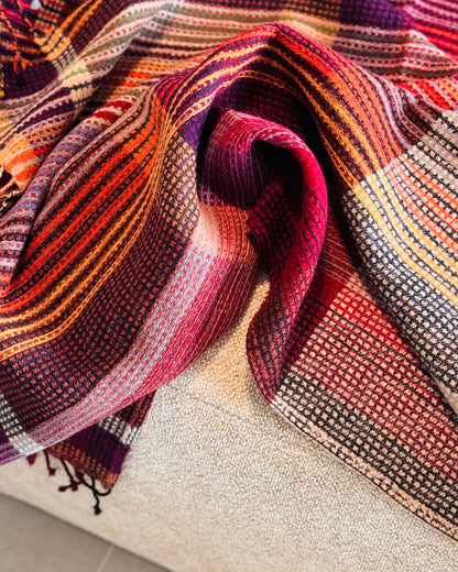 Plaid in lana merino a quadri sulla seduta del divano, trama in rilievo