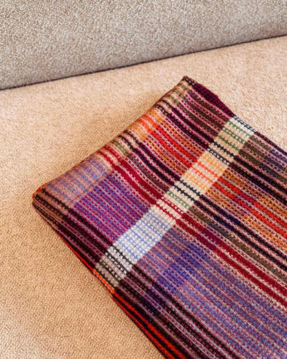 Plaid in lana merino piegato, riquadro viola con righe lilla e crema