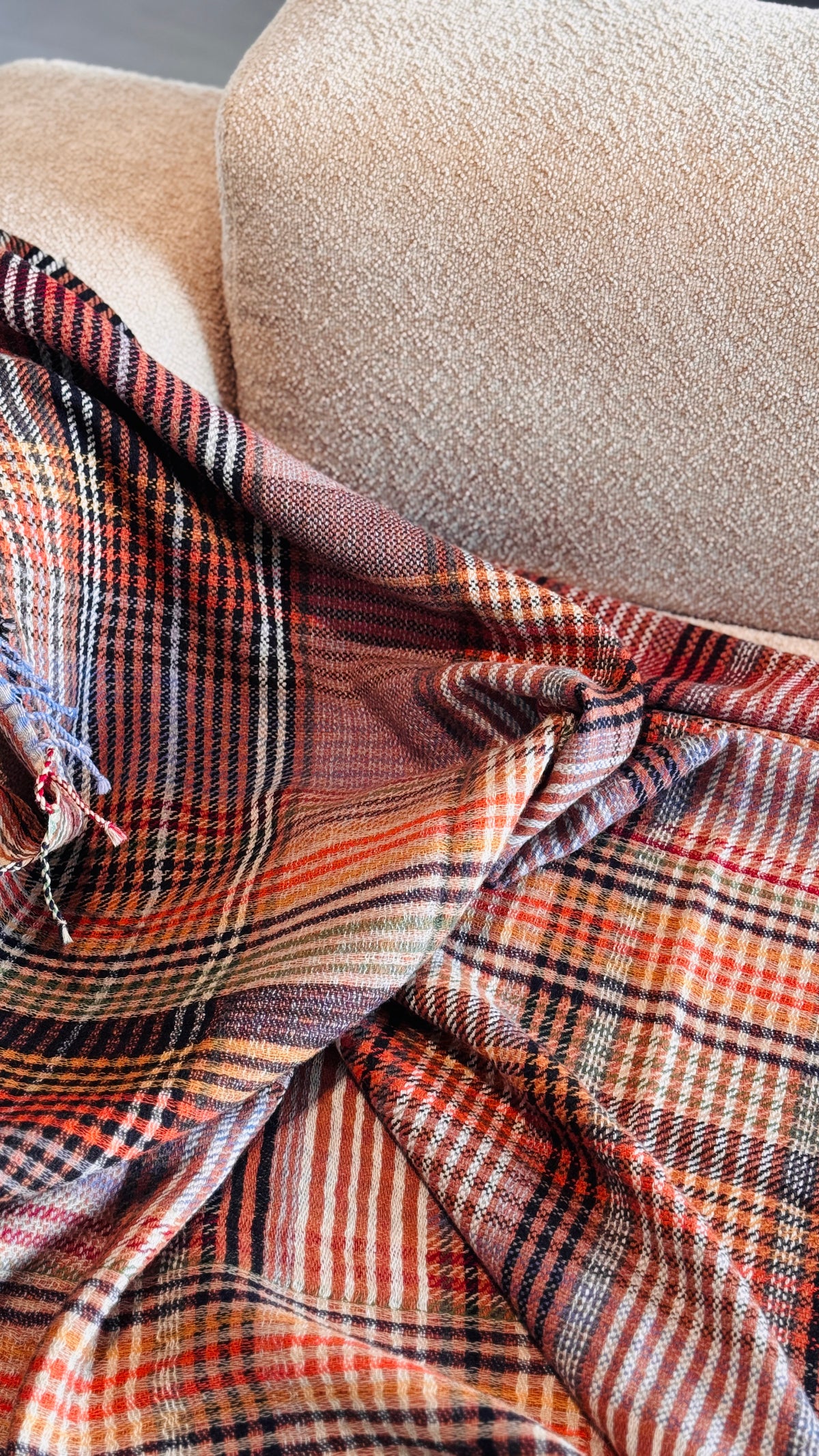 Plaid tartan in lana merino aperto sulla seduta del divano