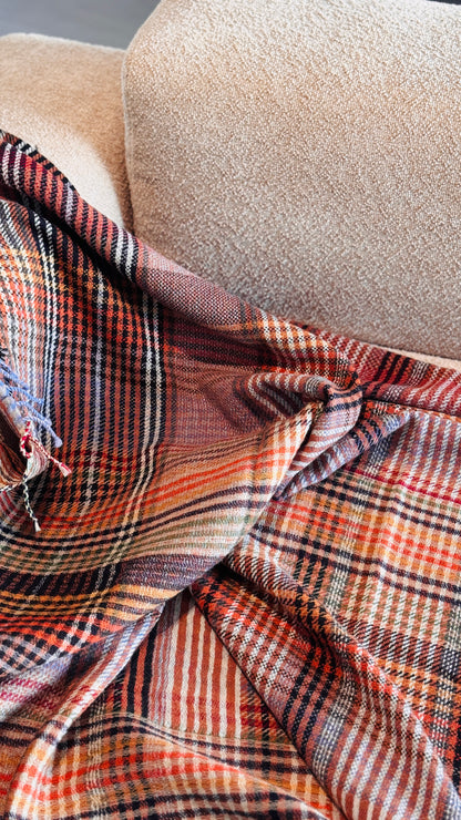 Plaid tartan in lana merino aperto sulla seduta del divano
