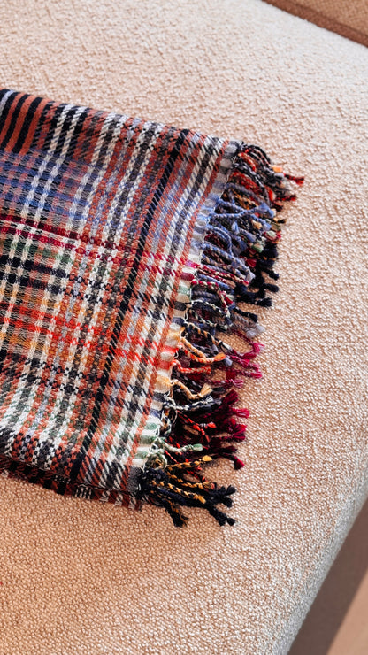 Angolo del plaid tartan in lana merino con frange ritorte