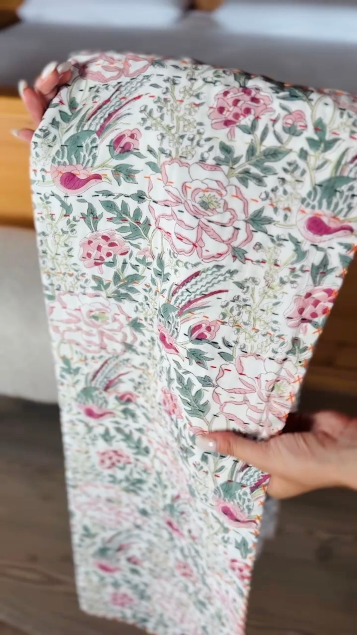 Coperta per bambini multicolore in cotone indiano con fantasia floreale, block print e ricamo kantha