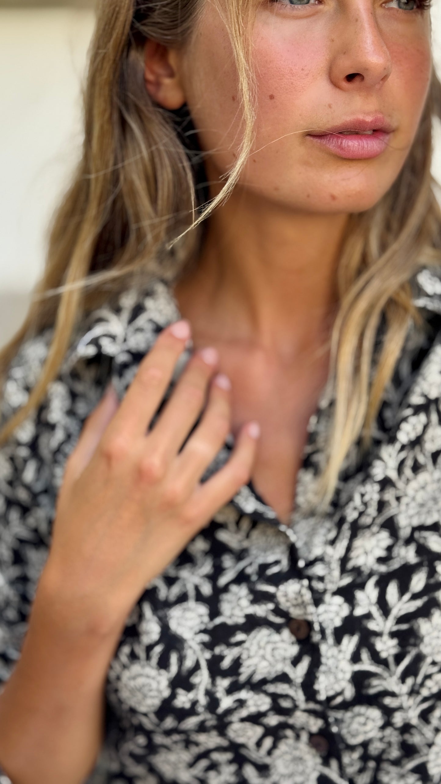 Blusa Donna in Cotone Khadi Block Print – Beige e Nera, Maniche Lunghe, Colletto Classico, Bottoni in Legno