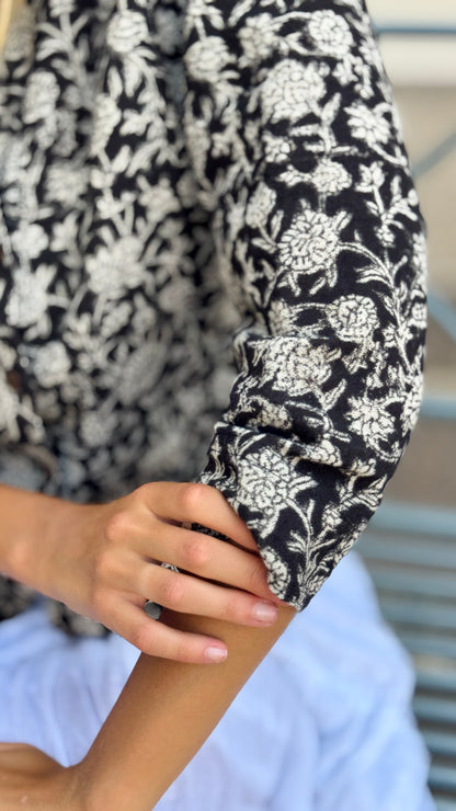 Blusa Donna in Cotone Khadi Block Print – Beige e Nera, Maniche Lunghe, Colletto Classico, Bottoni in Legno