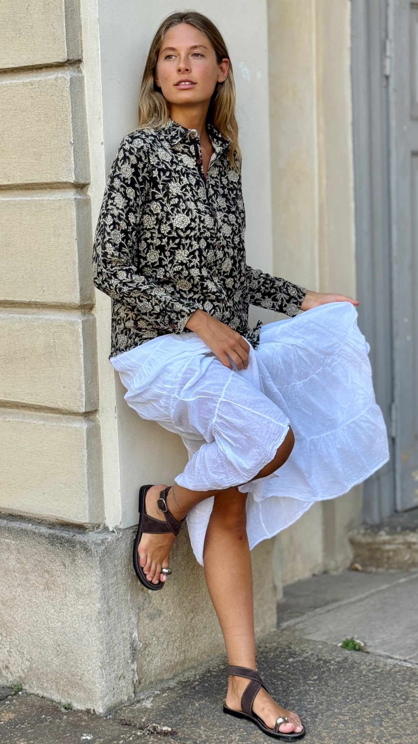 Camicia Donna in Cotone Khadi Block Print – Beige e Nera, Maniche Lunghe, Bottoni in Legno