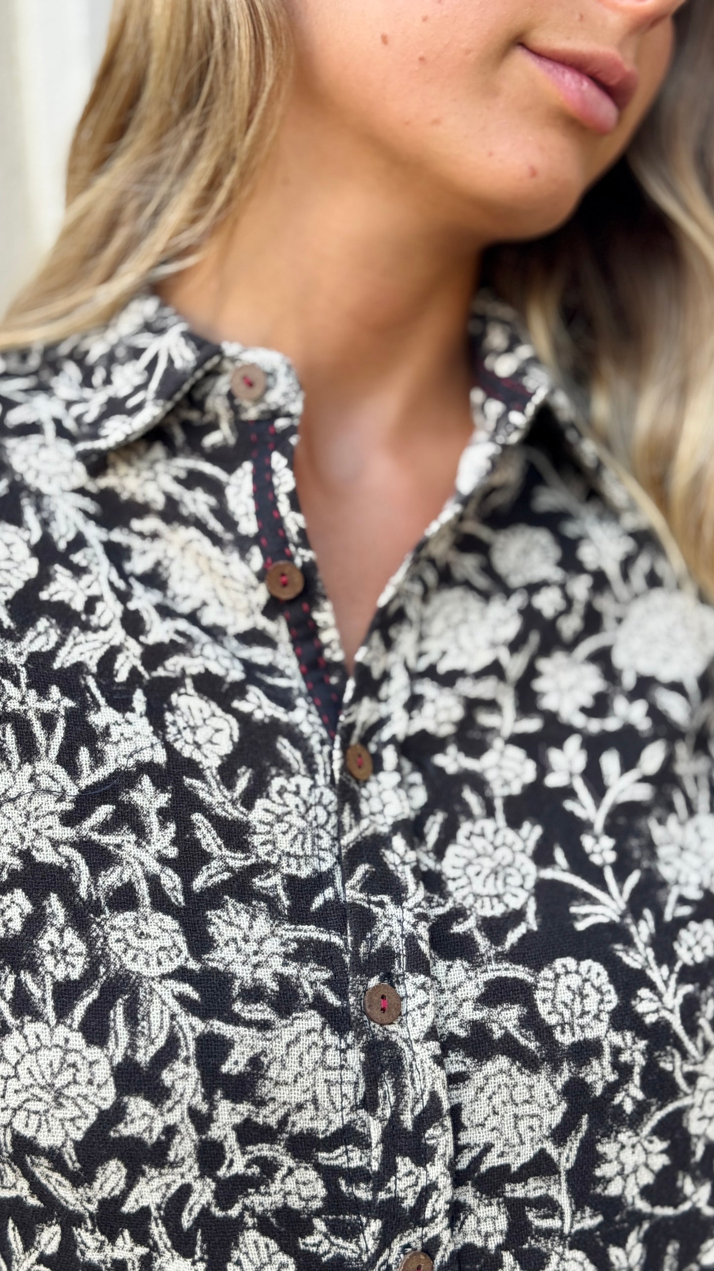 Camicia Donna in Cotone Khadi Block Print – Beige e Nera, Maniche Lunghe, Bottoni in Legno