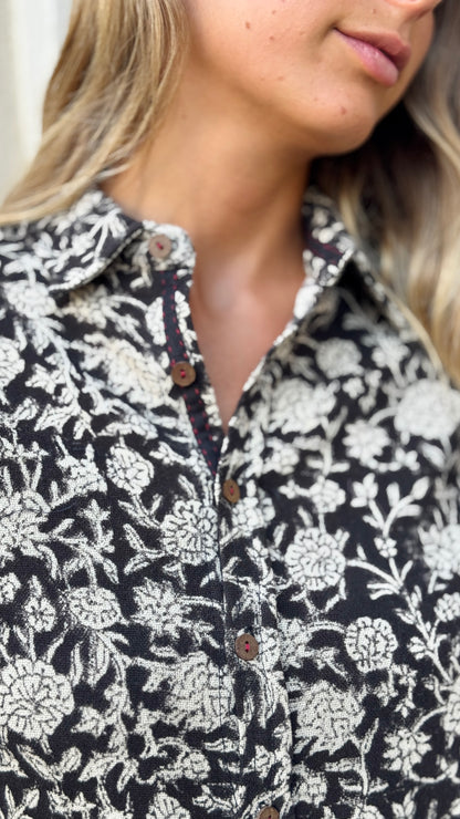 Camicia Donna in Cotone Khadi Block Print – Beige e Nera, Maniche Lunghe, Bottoni in Legno