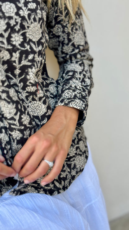 Camicia Donna in Cotone Khadi Block Print – Beige e Nera, Maniche Lunghe, Bottoni in Legno