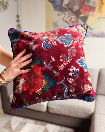 Set di 2 federe copricuscini reversibili 40x40 in velluto: lato bordeaux con stampa botanica serigrafica e lato beige nude con bordo blu elettrico a contrasto.