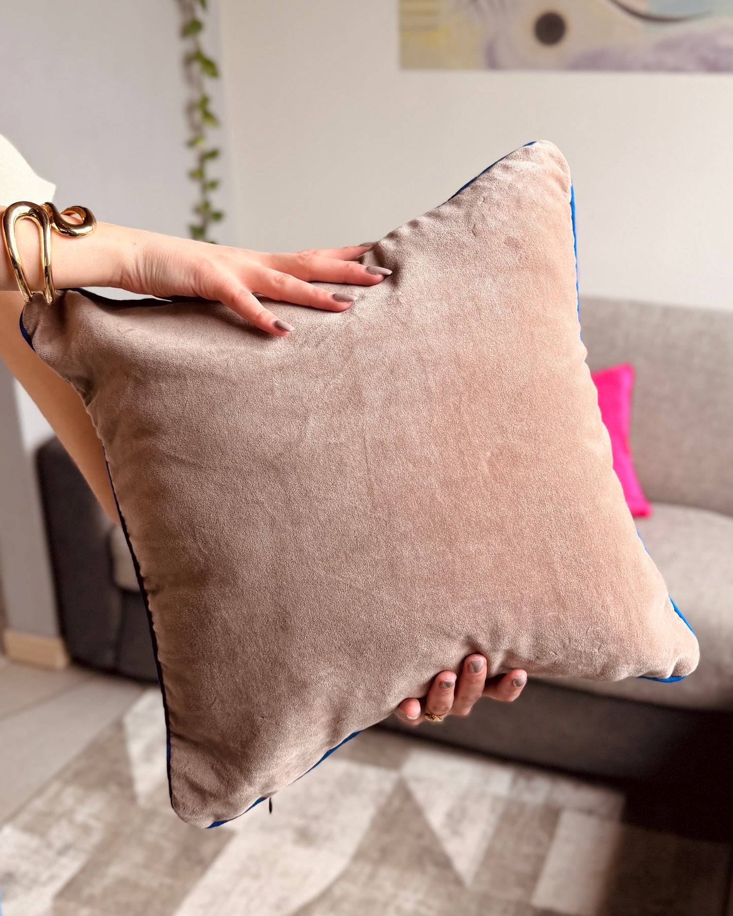 Set di 2 federe copricuscini reversibili 40x40 in velluto: lato bordeaux con stampa botanica serigrafica e lato beige nude con bordo blu elettrico a contrasto.
