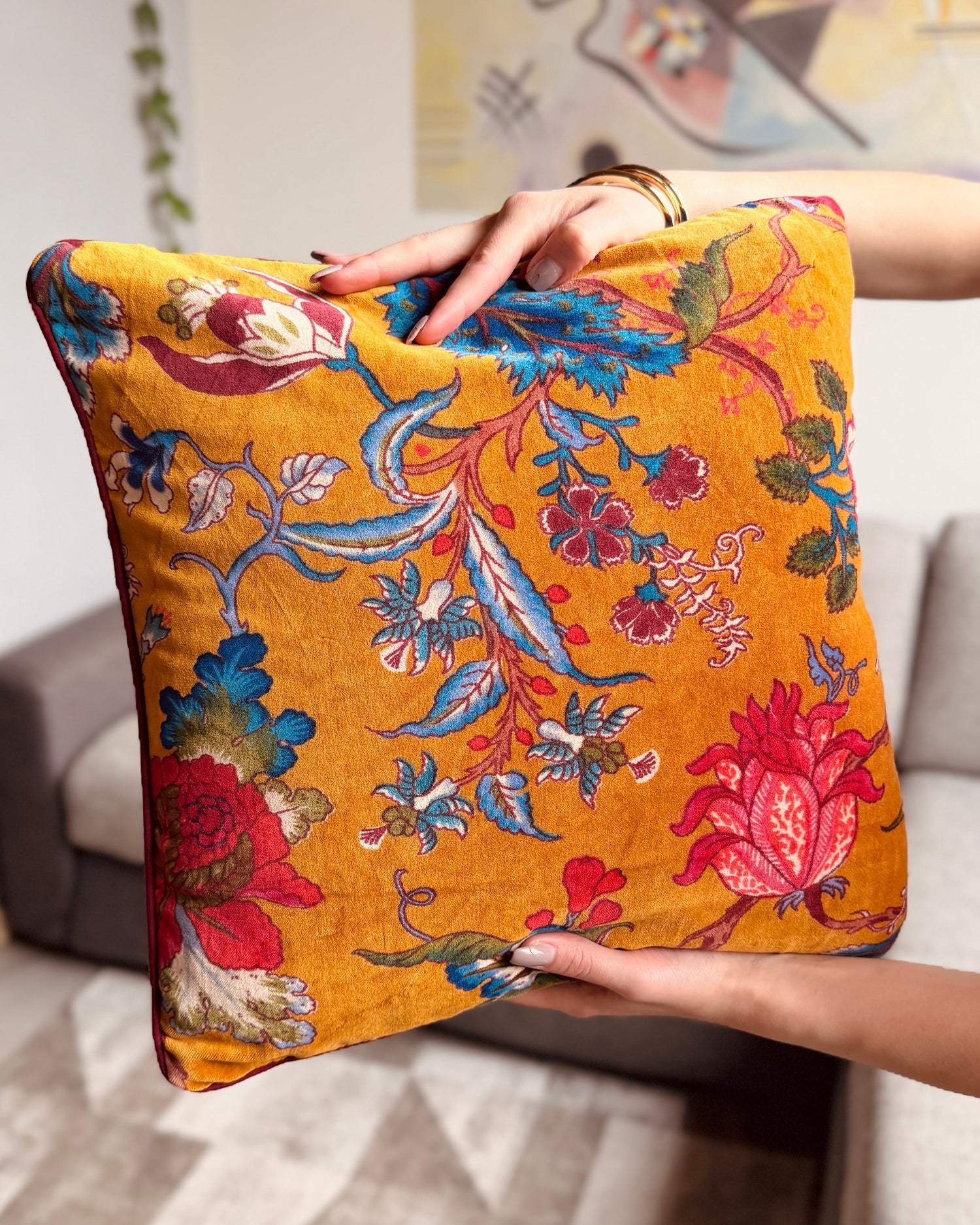 Cuscino reversibile 40x40 cm in velluto di cotone: fronte ocra con stampa floreale serigrafica multicolore e retro cyan minimal, con bordo bordeaux.