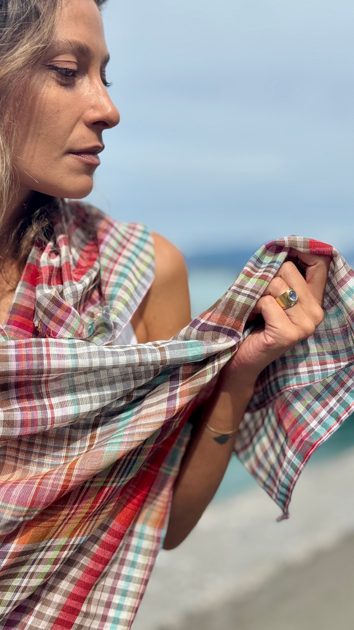 Sciarpa in cotone multicolore realizzata a mano, leggera sciarpa da viaggio a quadri, morbido scialle in cotone intrecciato, accessorio casual da indossare a strati, regalo per lei