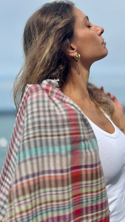 Sciarpa in cotone multicolore realizzata a mano, leggera sciarpa da viaggio a quadri, morbido scialle in cotone intrecciato, accessorio casual da indossare a strati, regalo per lei