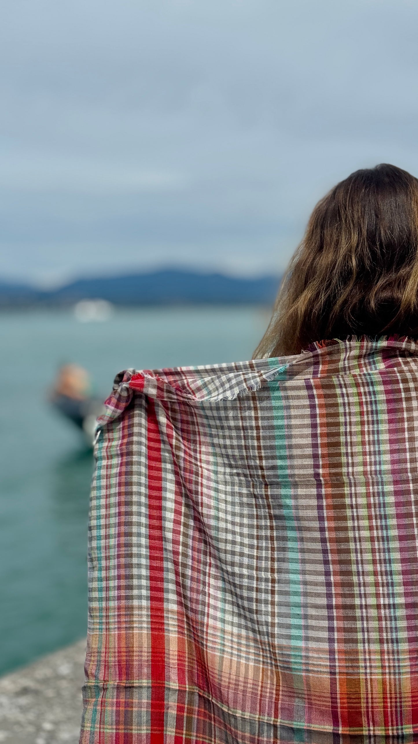 Sciarpa in cotone multicolore realizzata a mano, leggera sciarpa da viaggio a quadri, morbido scialle in cotone intrecciato, accessorio casual da indossare a strati, regalo per lei