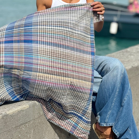 Sciarpa a quadri in morbida maglia di cotone, Sciarpa da viaggio a quadretti color terra e blu, Scialle leggero in cotone per tutte le stagioni,  Accessorio regalo