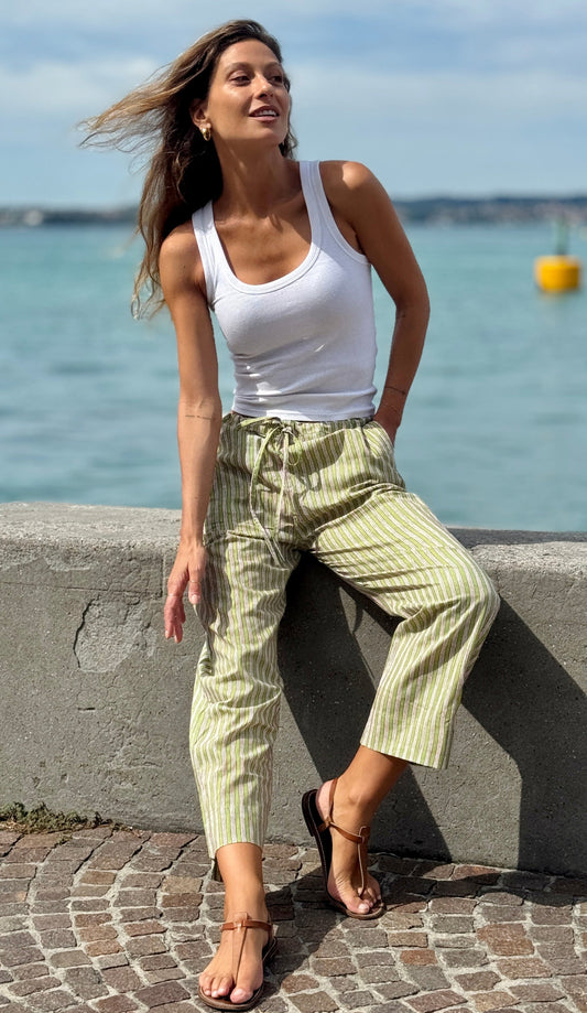 Pantaloni a sigaretta in cotone indiano a righe verdi e bianche block print, Eleganti e versatili