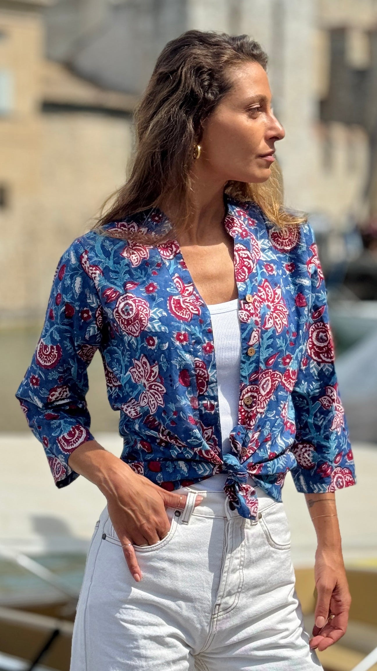 Camicia Donna in Cotone Indiano Block Print – Blu con Fantasia Floreale, Maniche 3/4, Colletto a V, Bottoni in Legno