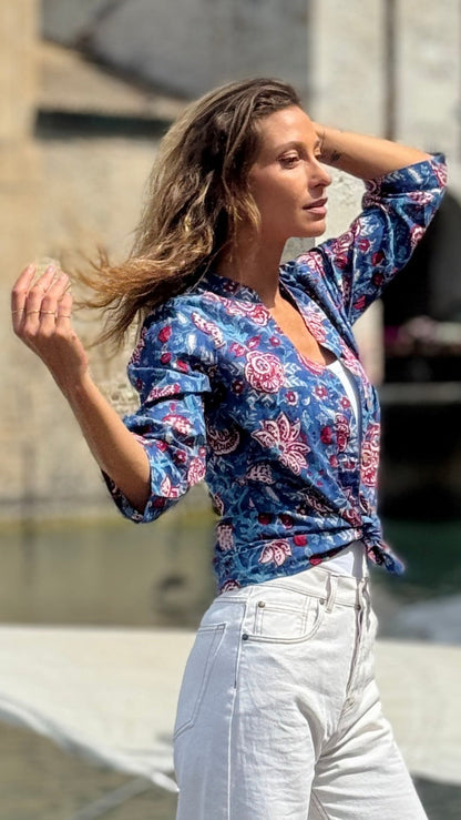 Camicia Donna in Cotone Indiano Block Print – Blu con Fantasia Floreale, Maniche 3/4, Colletto a V, Bottoni in Legno