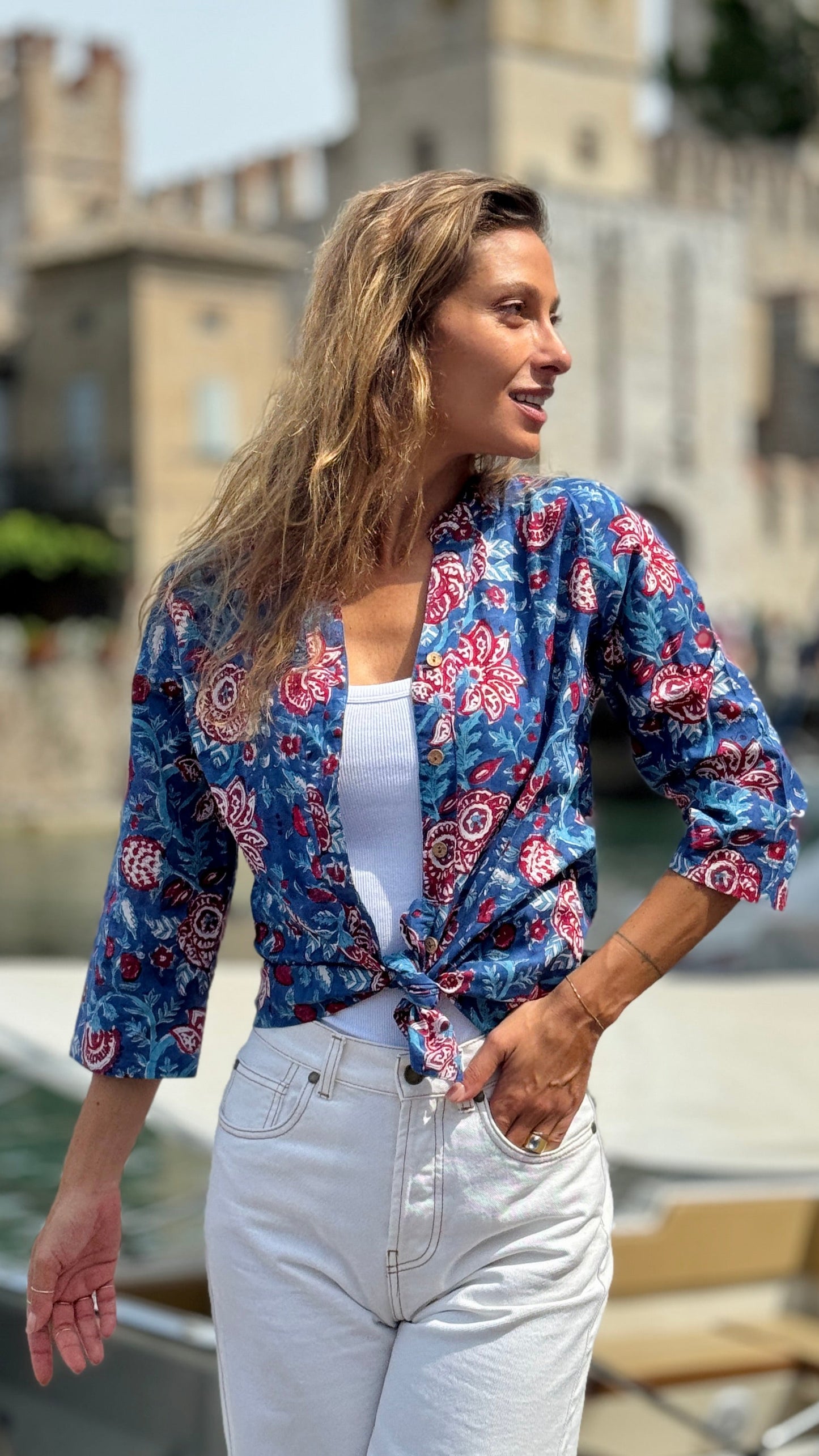 Camicia Donna in Cotone Indiano Block Print – Blu con Fantasia Floreale, Maniche 3/4, Colletto a V, Bottoni in Legno