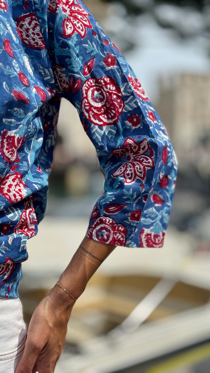 Camicia Donna in Cotone Indiano Block Print – Blu con Fantasia Floreale, Maniche 3/4, Colletto a V, Bottoni in Legno